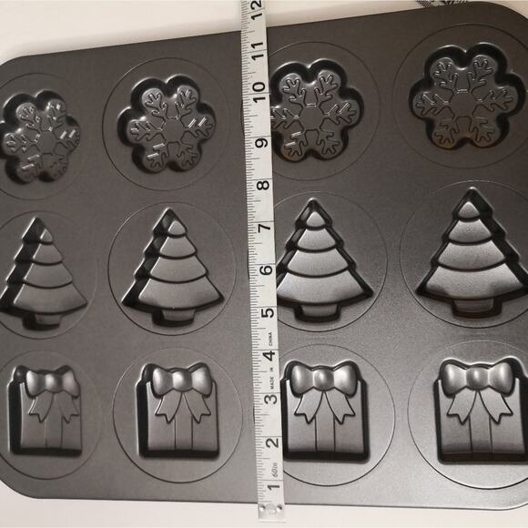 WILTON Christmas Treats Made Simple Holiday Shapes Cookie Pan Gifts Bakeware - Picture 4 of 5